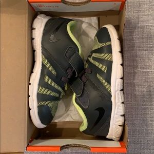 Nike flex experience tennis shoes